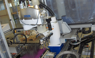 Steuerdüsen Handling mit Roboter & Vision