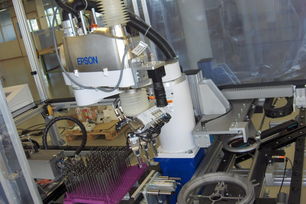 Steuerdüsen Handling mit Roboter & Vision